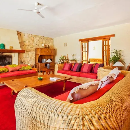 Villa Sleeps 8 With Pool And Wifi Ghammar