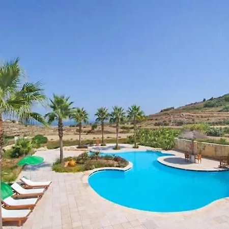 Sleeps 8 With Pool And Wifi ヴィラ Għammar